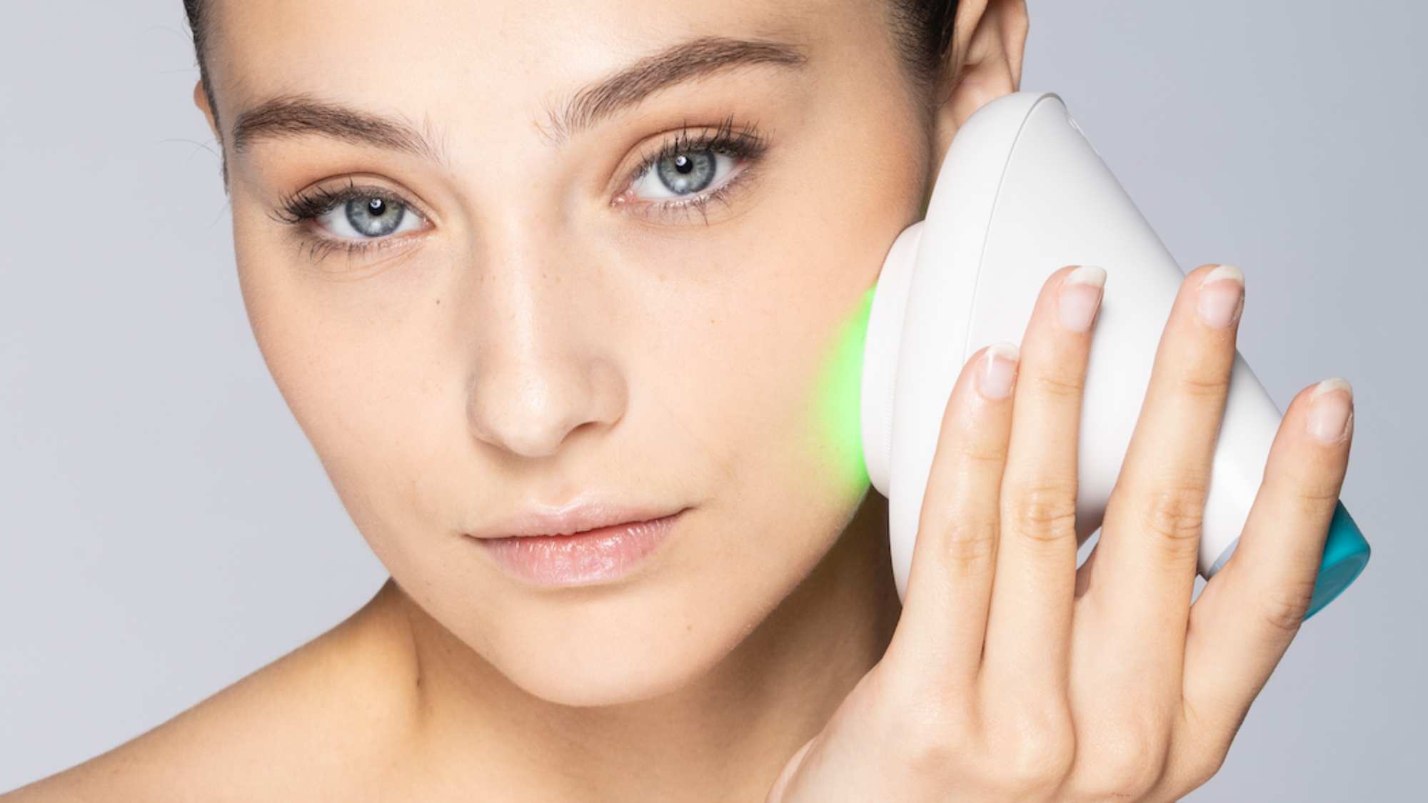 Fototerapia facial en casa para iluminar tu rostro